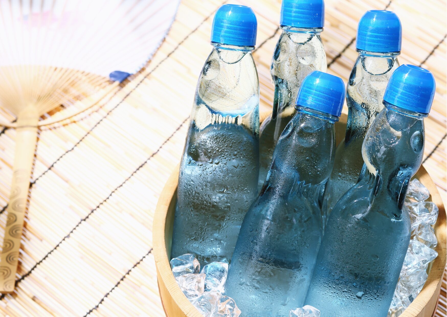 ガラスの透明感で、暮らしに涼と美しさを——夏に注目の“倒れないグラス”活用術